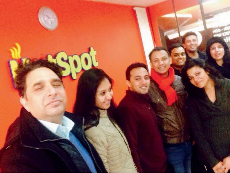 ‘De avond voordien aten we samen met mijn vriend Shabir (links) kebabs en genoten we van verse wafels met slagroom, chocolade en aardbeien.’ Beeld 