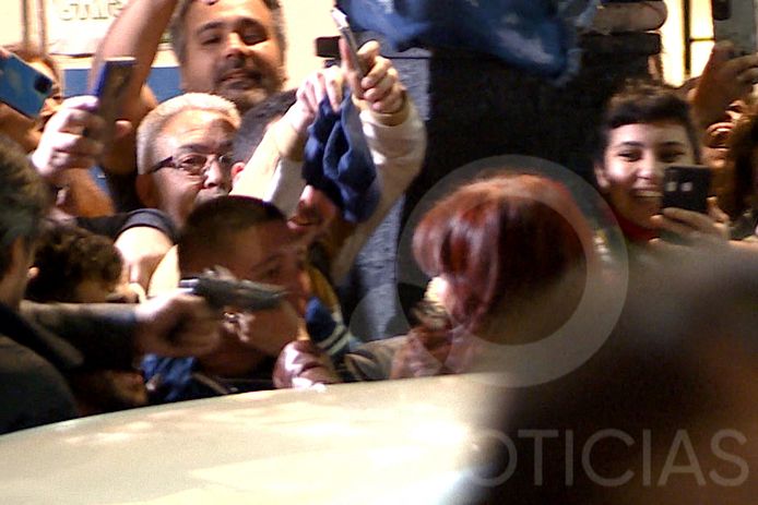 Op een videostill van de Argentijnse televisie is te zien hoe de man het wapen op Kirchner richt.