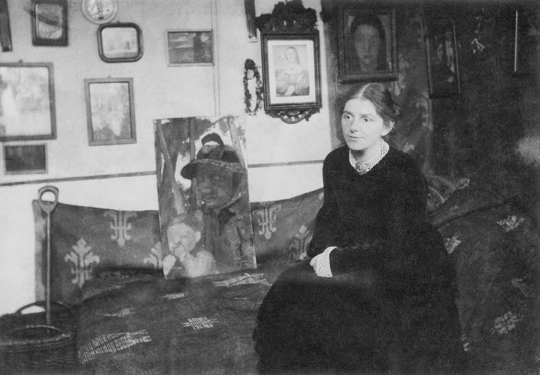 Paula Modersohn-Becker in haar huis, ca. 1901. Beeld Atelier Schaub, Hamburg