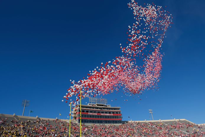 De Amerikaanse gewoonte om voor een footballmatch ballonnen op te laten, zou wel eens tot het verleden kunnen gaan behoren.