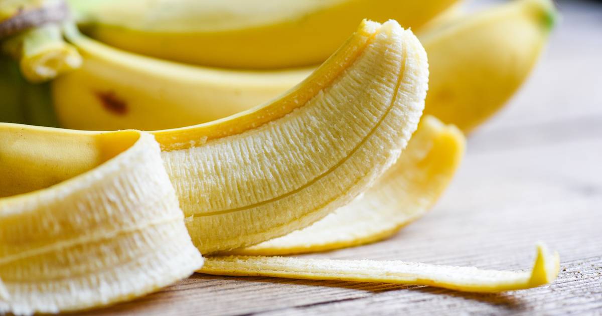 Почему на некоторых бананах есть белые нити, когда их чистишь, а на других нет?  |  Мой гид