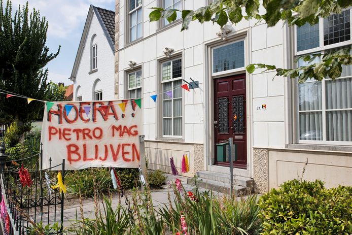 De kapelaan in Westerhoven mag blijven. De parochianen zijn er blij om.