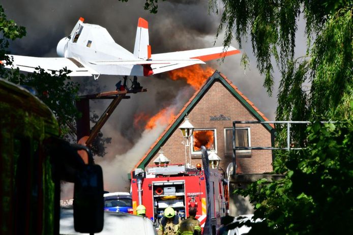 Een huis nabij het industrieterrein in Duiven gaat ook in vlammen op.