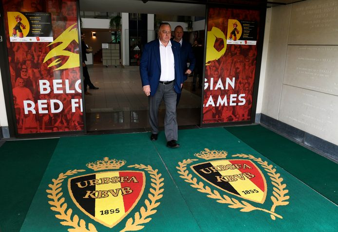 Johan Timmermans, gewezen voorzitter van KV Mechelen, verlaat het bondsgebouw.