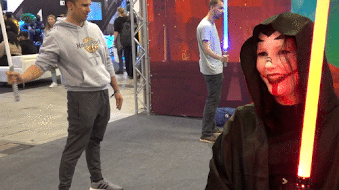 Arno en Ken volgen les Jedi-lichtzwaard op GameForce: "Alleen spijtig dat we The Force nog niet mogen gebruiken"