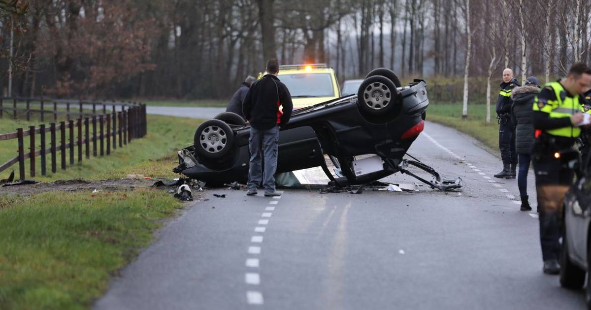 Auto op de kop bij eenzijdig ongeval bij Wierden.