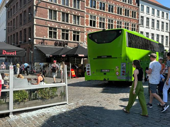 Slecht gemikt! Chauffeur van FlixBus ramt terras van café Het Spijker in centrum Gent