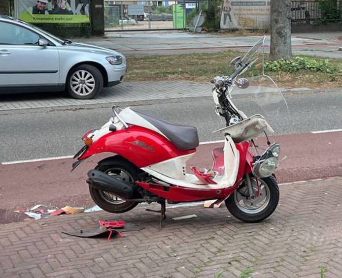 Scooter botst hard achterop auto in Deventer, bestuurder moet naar ziekenhuis 112 nieuws