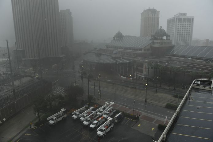Harde regen in een ogenschijnlijk verlaten New Orleans.