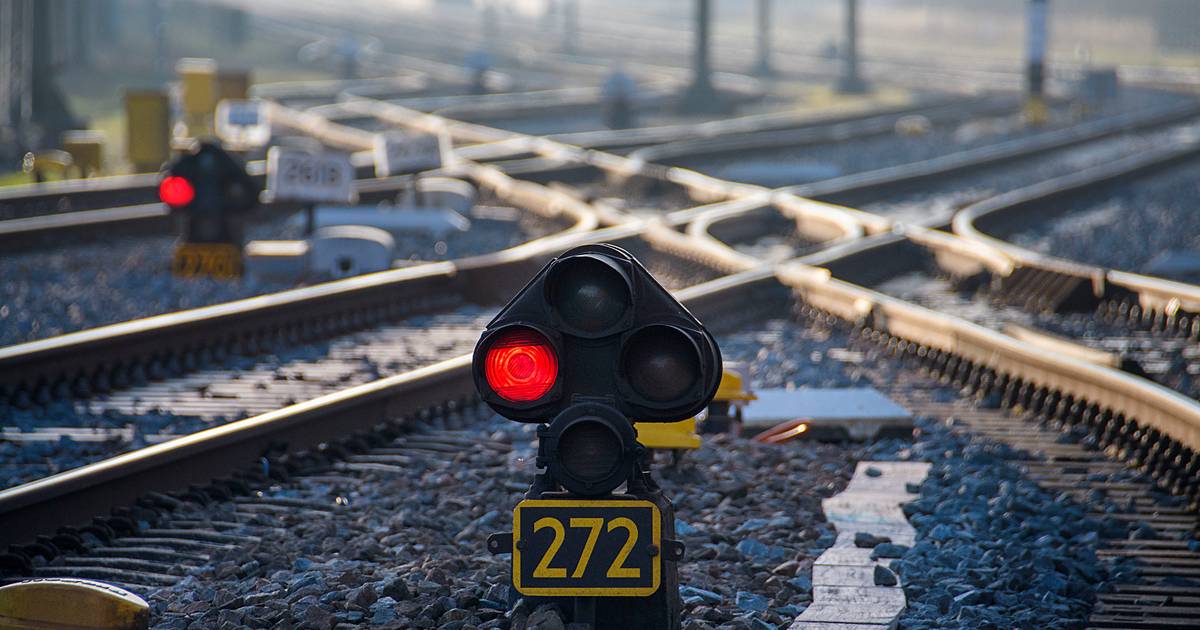 Geen treinen tussen Almelo en Deventer na aanrijding.
