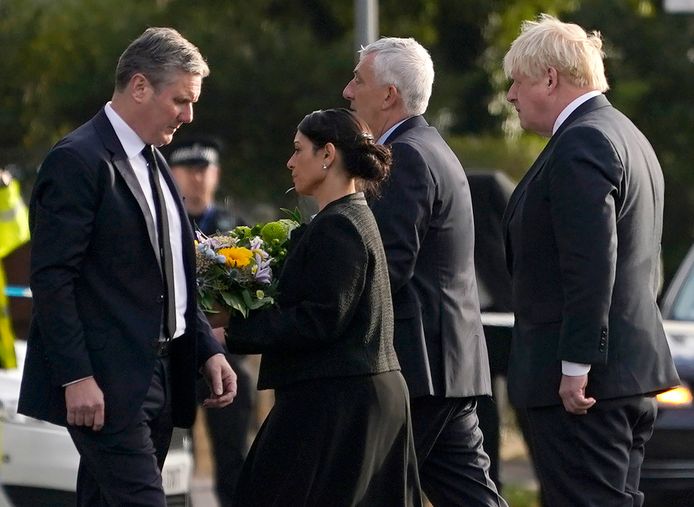 Boris Johnson, Keir Starmer en Priti Patel, namen een moment stilte in acht op de plek van de moord.