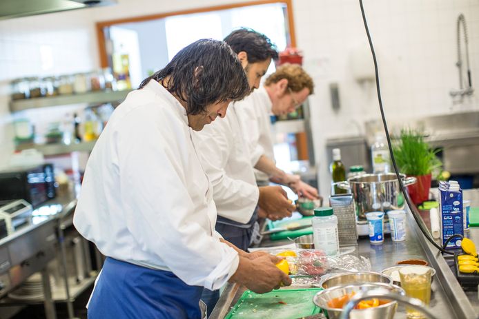 Leerling-koks aan het werk in het leerbedrijf en restaurant van Wijkcentrum Waterkracht.