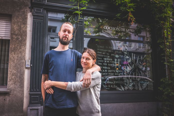 Chef-kok Tom van Lyssebettens en zijn vrouw Alison voor hun zaak Cochon De Luxe in Gent