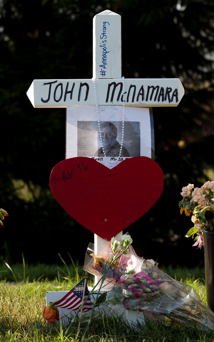 Een kruis met een foto van John McNamara in de tuin van The Capital.