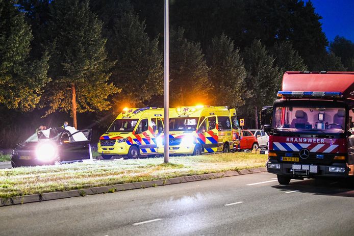 Hulpdiensten op de Oranje Nassausingel op de avond van het fatale ongeval. Links de wagen van de Boskoper.