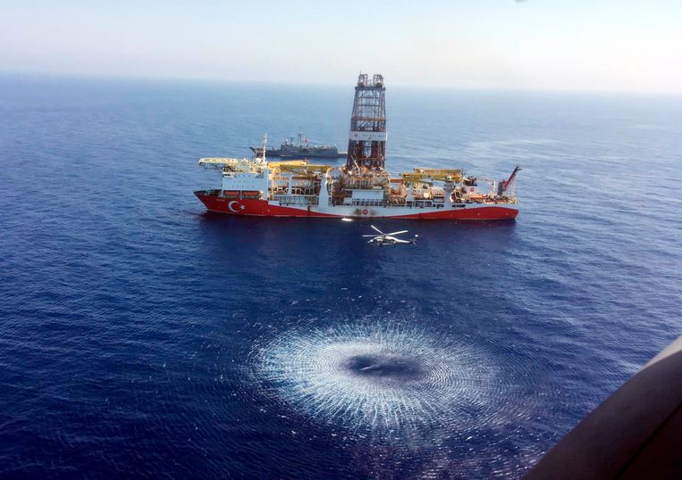 Een helikopter vliegt langs het Turkse boorschip Fatih in het oosten van de Middellandse Zee. Beeld AP