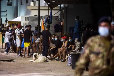 Italië ontruimt overvol migrantenkamp op Lampedusa