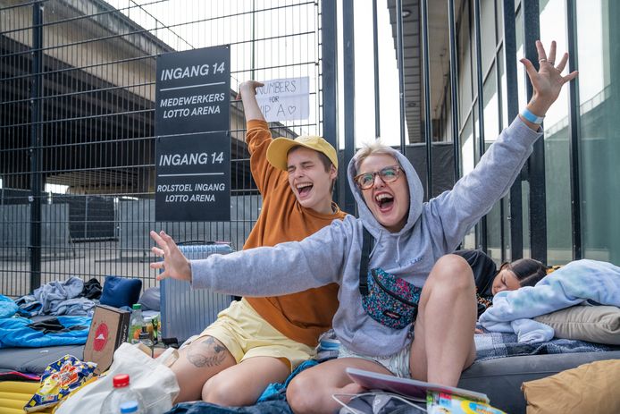 Harry Styles fans kamperen het Sportpaleis om er morgen als eerste bij te zijn. lnr: Emma Van de Pracht (28) en Joline De Moor (27).   Emma Van de Pracht (28) en Joline De Moor (27).