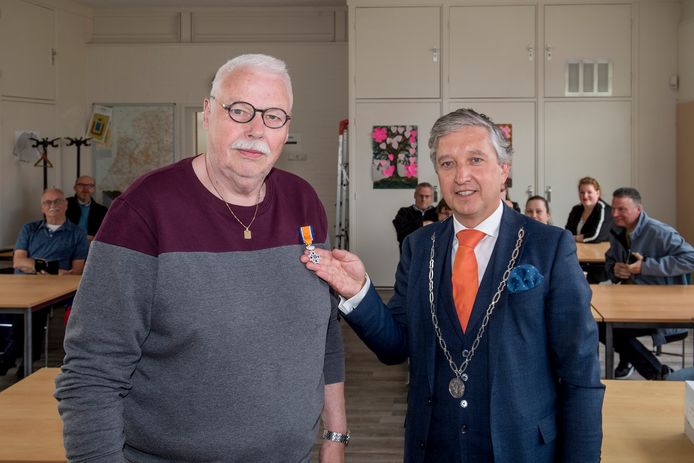 Frank Verhoef met zijn door burgemeester Hans Beenakker geschonken lintje.