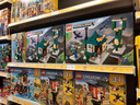 Lego blijft het goed doen bij kinderen. Volgens Intertoys-medewerker Puck Leenen komt dat onder andere door de samenwerking met populaire computerspellen, zoals Minecraft.