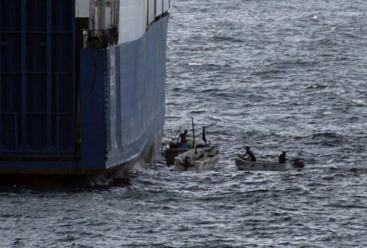 Судно террористами. Аденский залив сомалийские пираты. Сомалийские пираты 2008. Сомалийские пираты захват судна. Корабль сомалийских пиратов.