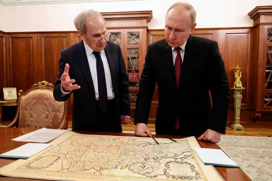Vladimir Poetin bespreekt een zeventiende-eeuwse, Franse kaart met Valery Zorkin, de voorzitter van het Russische Grondwettelijk Hof.