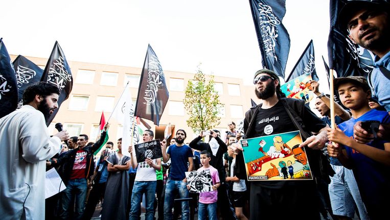 Een pro IS-demonstratie in de Haagse Schilderswijk in 2014. Rechts (met de zonnebril) de Nederlander die een aanslag heeft gepleegd in het Iraakse Fallujah: Lofti S. uit Amsterdam. Beeld anp