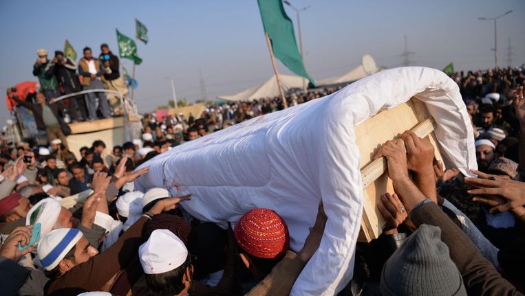 Een demonstrant van een religieuze beweging, de Tehrik-i-Labaik, wordt begraven nadat hij om het leven is gekomen tijdens rellen in Islamabad, Pakistan op 26 november. Beeld afp