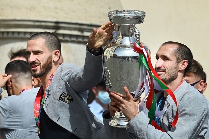 Leonardo Bonucci (L) en Giorgio Chiellini .