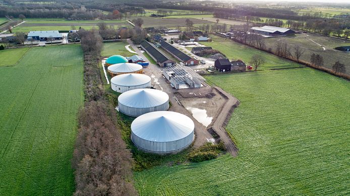 De mestverwerking in Nistelrode, eind 2018. De loods naast de silo's was toen nog in aanbouw.