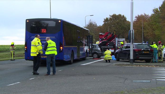 Door een aanrijding tussen een lijnbus en een auto zijn zaterdagochtend in Margraten (Limburg) zeven mensen gewond geraakt. Een man uit Deventenaar overleed later aan zijn verwondingen.