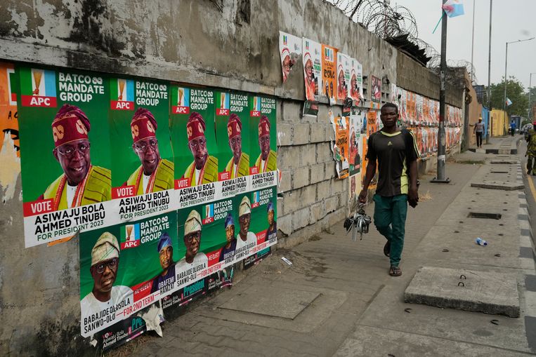 Verkiezingsposters voor de komende presidentsverkiezingen in Lagos, Nigeria Beeld AP