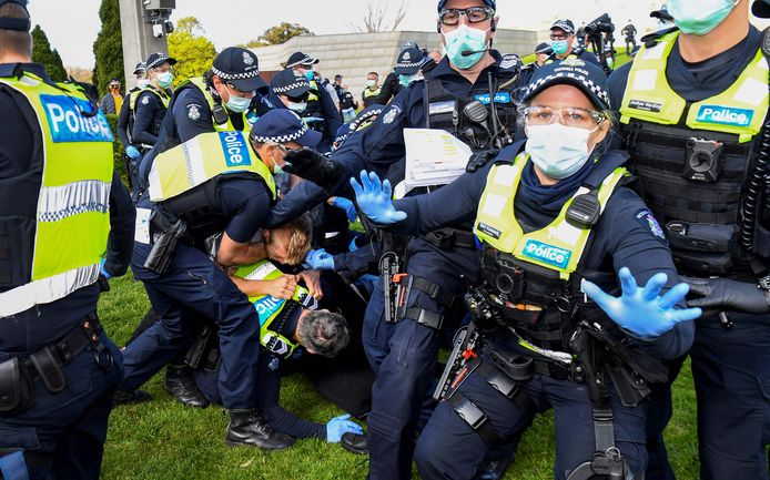 Zeker 15 mensen gearresteerd tijdens anti-lockdownprotesten in Melbourne.