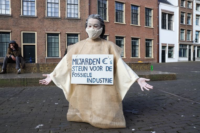 Klimaatactiegroep Extinction Rebellion protesteert in Den Haag. Er bestaat onduidelijkheid over het exacte bedrag aan overheidssubsidies voor fossiele brandstoffen. Beeld ANP / Sandra Uittenbogaart