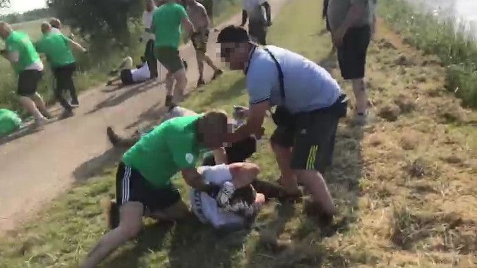 Beeld uit een video van vechtende hooligans van ZWH en Preussen Münster, 26 mei vorig jaar in Laag Zuthem.