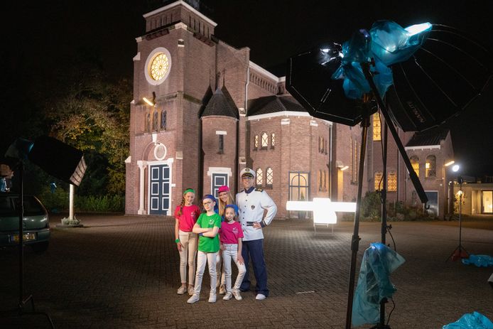 Matthijs Hoornaar speelt in de voorstelling 'Land in zicht' als kapitein met enkele kinderen van kinderkoor Amazing Kids.