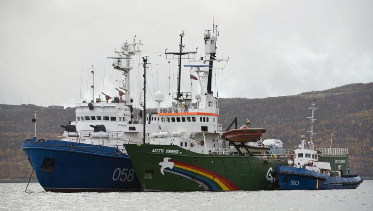 De Arctic Sunrise in het water bij Rusland Beeld ANP