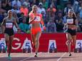 Eveline Saalberg (rechts) tijdens de FBK Games in de race met Femke Bol.