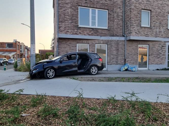 Man verliest controle over stuur en knalt op paal
