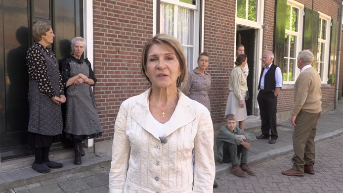 De Kloosterstraat in Oisterwijk, een beeld uit de documentaire. Prominent in beeld is Marya Hüsstege. Ze vertelt het verhaal.