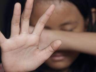 “Ook mijn dochter werd slachtoffer van groepsverkrachting. Meer dan twee jaar later lopen de daders nog altijd vrij rond”