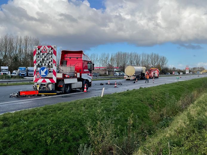 OEKENE: de signalisatiewagen werd op de rechterrijstrook aangereden. De snelweg lag bezaaid met brokstukken.