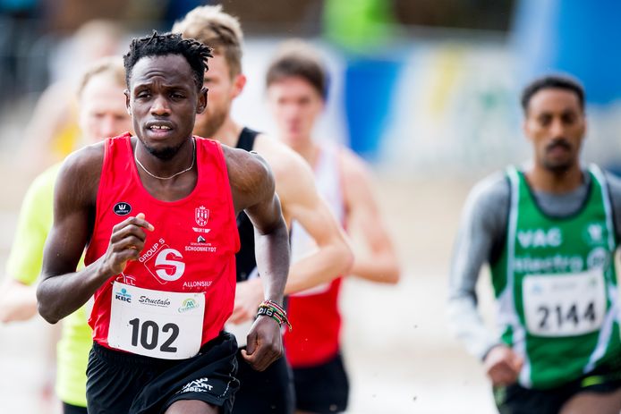 Isaac Kimeli leidt in Rotselaar, waar de Cross Cup toen doorging.