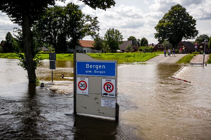 Door het hoge water in de Maas raakte het dorp Bergen volledig geïsoleerd van de buitenwereld. Limburg is uitgeroepen tot rampgebied na overstromingen als gevolg van hevige regenval.