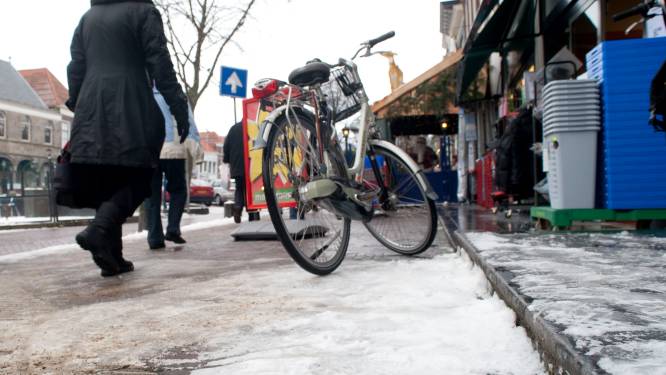 Heusden wil winkeliers inschakelen bij schoonmaken trottoirs na sneeuwval: ‘Wij leveren het zout’