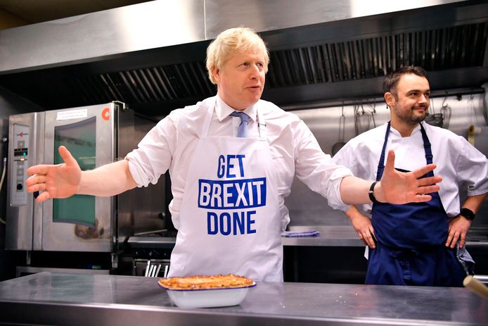 Zelfs bij het koken voor de camera blijft de politieke voorkeur van Johnson duidelijk.