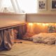 Ouders slapen met hun 5 kinderen in één bed
