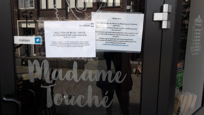 Handhavers sluiten vier kroegen aan de Korenmarkt op last van de burgemeester.