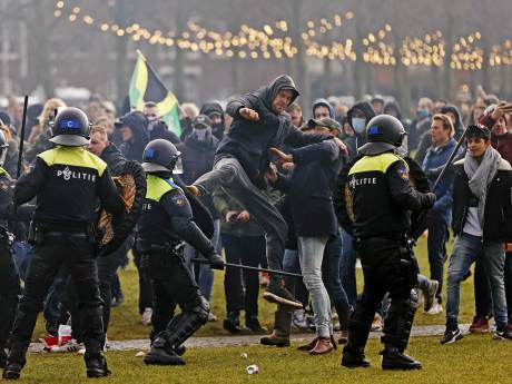 143 arrestaties bij rellen in Amsterdam: ‘Sommige betogers droegen vechthandschoenen’
