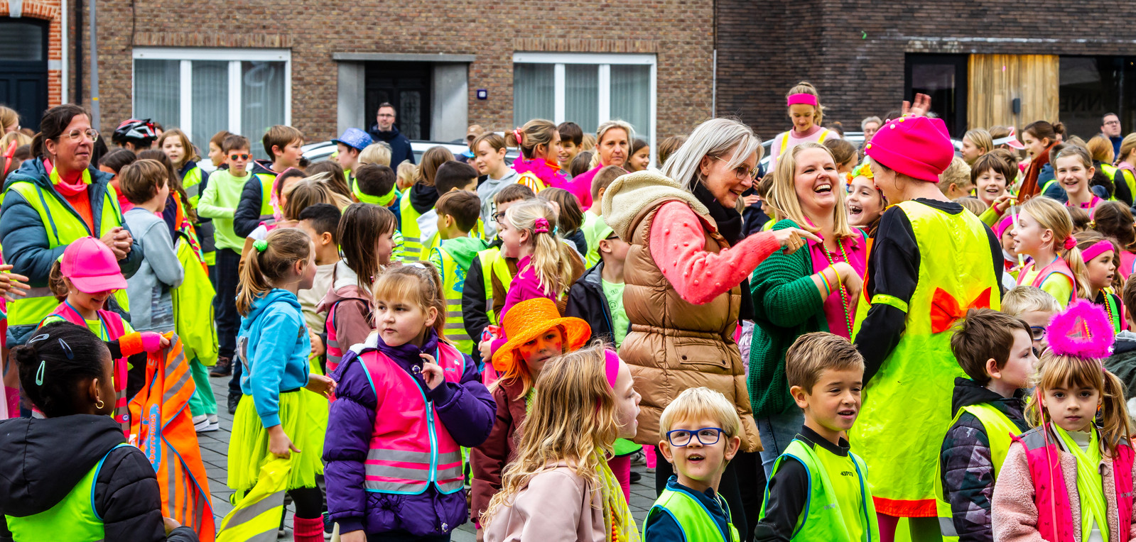 Leerlingen Sjabi dansen erop los in fluo-outfit: “Dit dragen in donkere ...